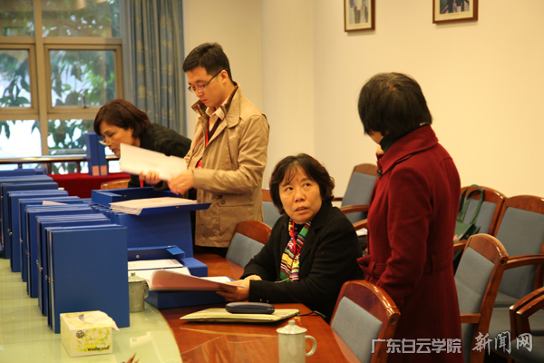 评估组专家认真查阅评估材料
