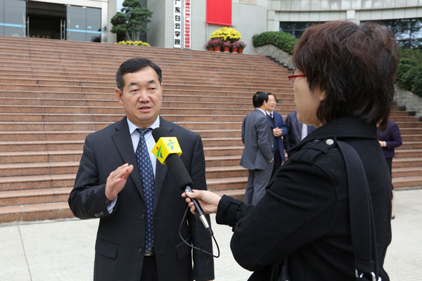 凯里学院校长姚仁海接收媒体采访