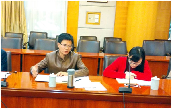 参加研讨会的专家陈伟教授正在发言（左）