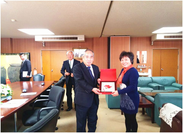 沈纯琼副院长与冈山商科大学井尻昭夫校长交换礼品
