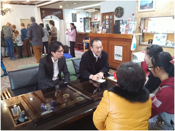 沈纯琼副院长与北村慎悟社长亲切与实习学生交流