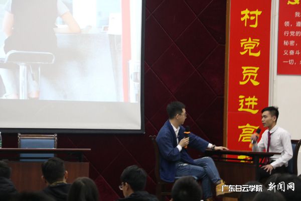老师参加学生现场活动p.jpg