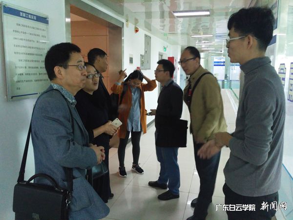 广金实验教学中心副主任（右1）介绍实验室的功能p.jpg
