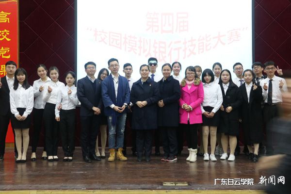 参会老师与企业、学生合照p.jpg