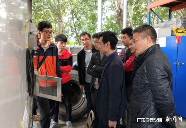 李斌博士（左一）介绍运输箱控制面板和参数设置.jpg