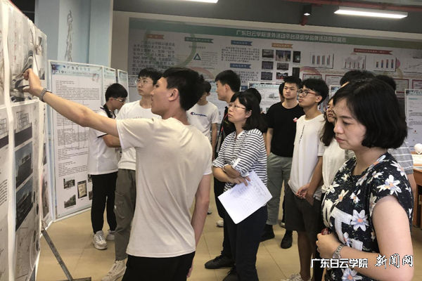 参赛学生向评审老师介绍作品.png