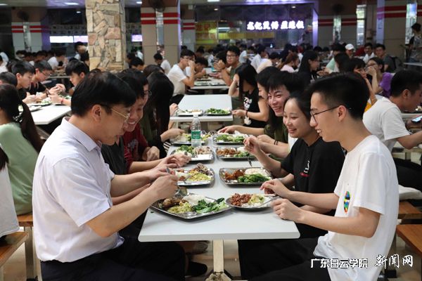 黄大乾与学生们一起就餐.jpg