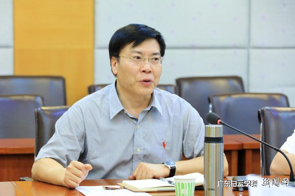 图为黄大乾校长讲话.jpg