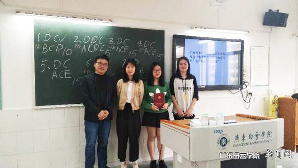 审计系主任胡定杰为学生颁奖P.jpg