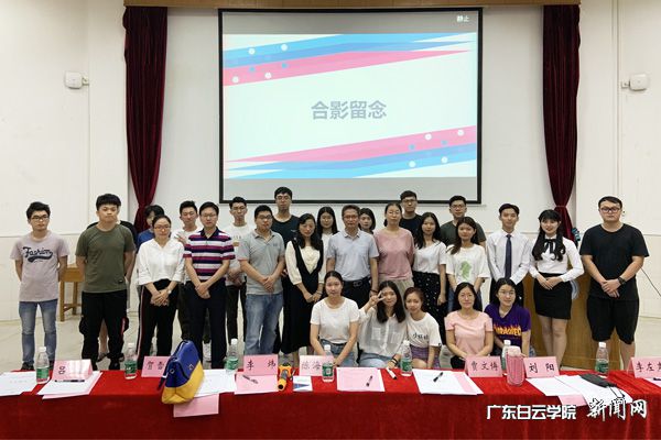 参赛选手和评委老师合影P.jpg