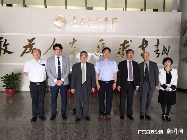 黄大乾校长（中）与日本札幌国际大学上野八郎理事长（左三）一行留影.jpg