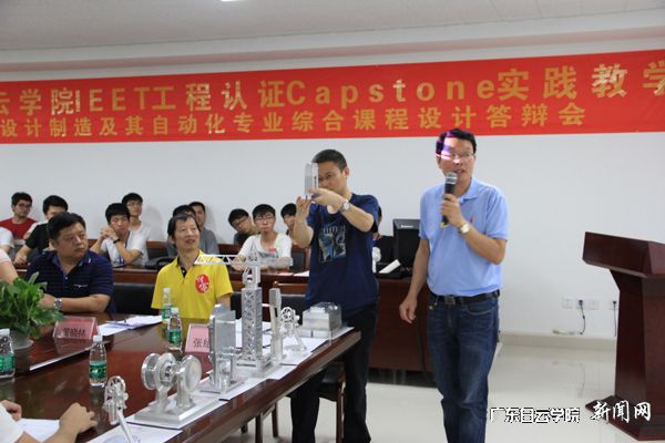 游小平教授和张少军博士在现场点评学生们的作品.jpg