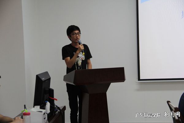 学生负责人在汇报项目.jpg