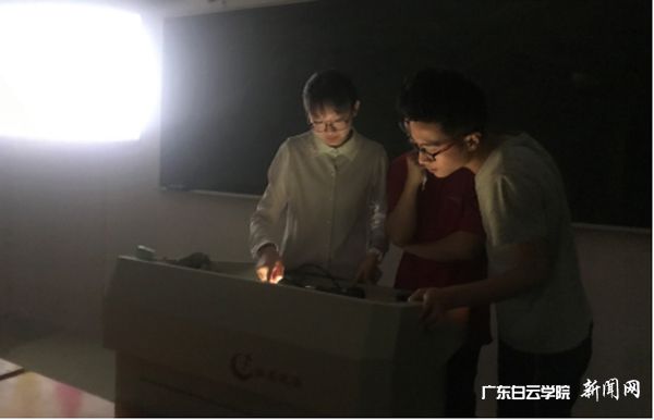 参赛者在密室解答问题.jpg