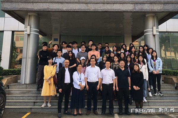 师生与企业代表合影.jpg