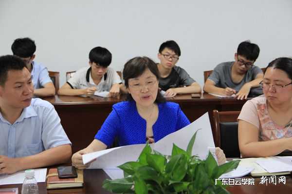 曹玉华院长在答辩会现场仔细审阅图纸.jpg