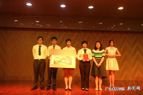 会计学院第二党支部书记原慧丽（右二）为学生颁奖.jpg