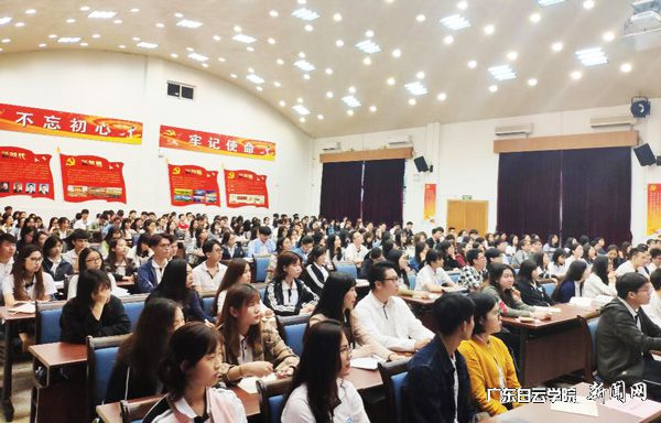 学员认真聆听党课p.jpg