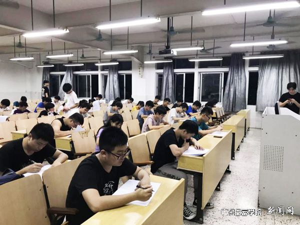 参赛选手认真答题p.jpg