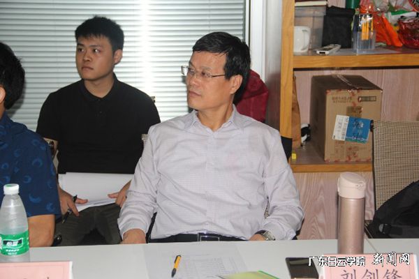 刘剑锋参加艺术设计学院毕业设计答辩.jpg