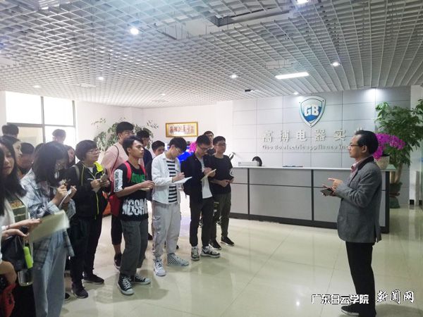 高游总经理为同学们介绍公司运营情况p.jpg