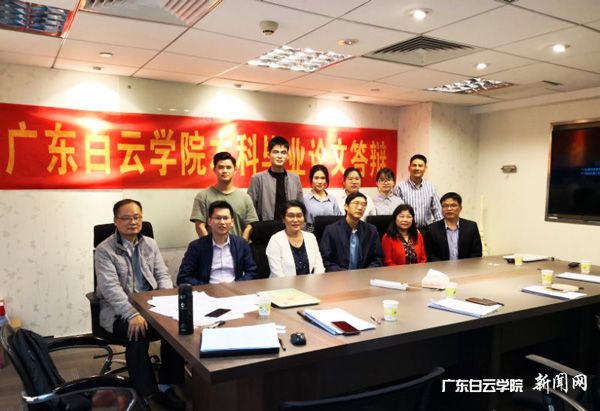答辩学生与校企答辩专家合影p.jpg