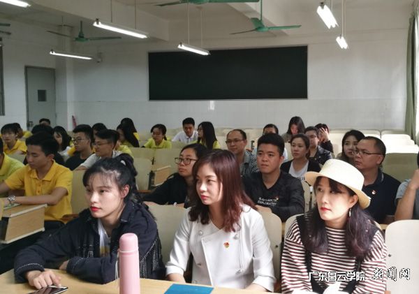 师生党员认真学习p.jpg