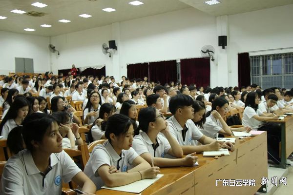 学员认真聆听.jpg