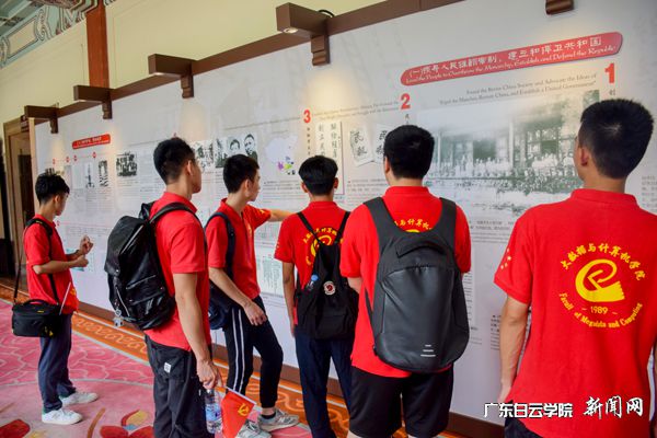 学生党员在广州中山纪念堂内参观学习.jpg