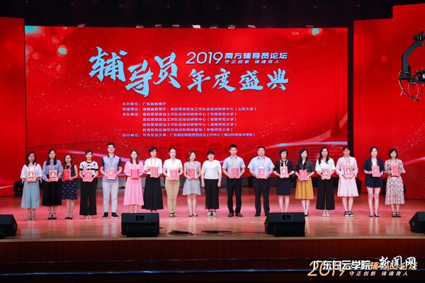 邓强老师（右七）在颁奖典礼现场.jpg