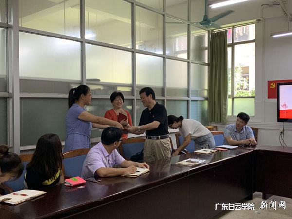 刘剑锋书记为党员颁发政治生日纪念贺卡11.jpg