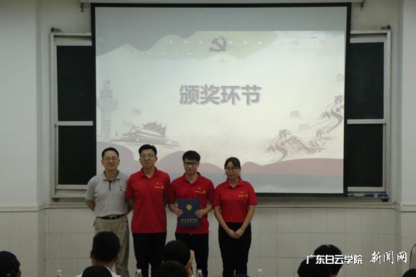 院长吴铁雄伟学生颁奖.jpg