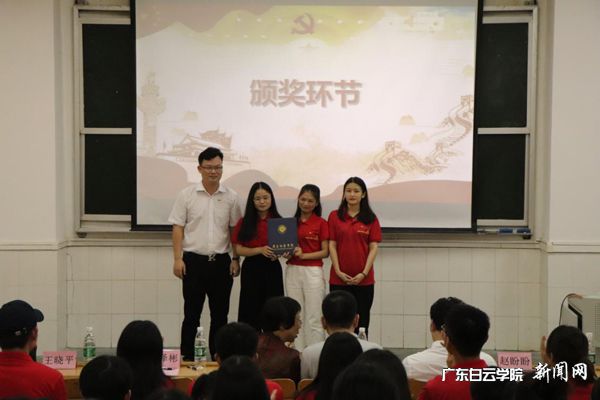 党总支书记张泽彬为学生颁奖.jpg