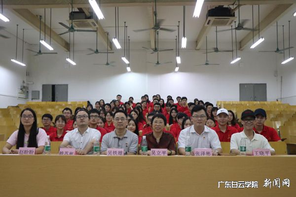 领导与参会学生合照.jpg