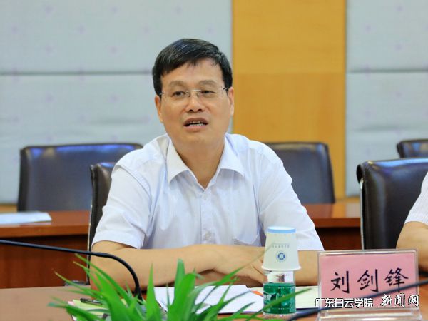 刘剑锋介绍情况.jpg