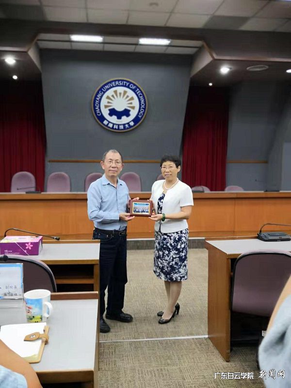 吴立平副校长与朝阳科技大学董事长助理合影.jpg