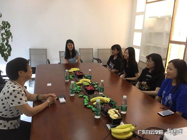 1副校长吴立平与学生进行交流.jpg
