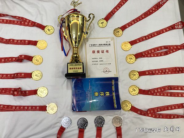 1奖杯、奖牌和证书.jpg