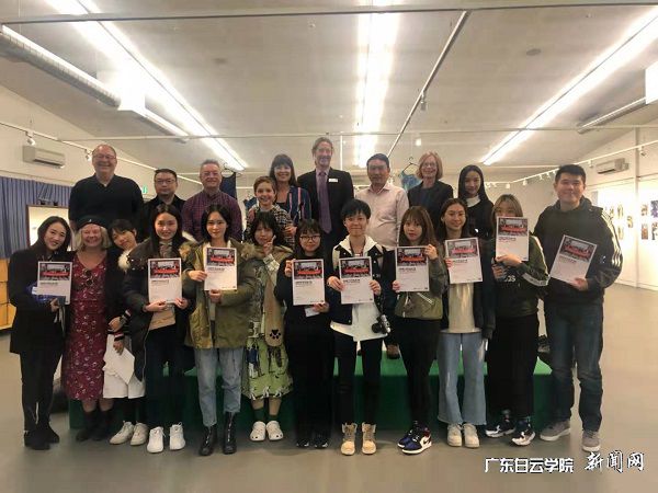 师生获ECU颁发的访学结业证书并与ECU领导和老师合影.jpg