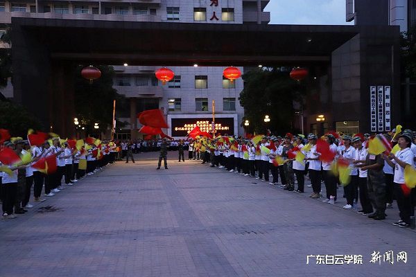 “彩云”回家，师生夹道欢迎.jpg