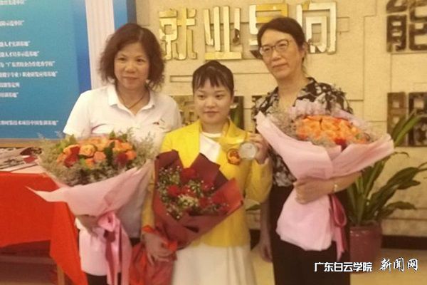 谢少华副董事长与温彩云及辅导老师合影.jpg