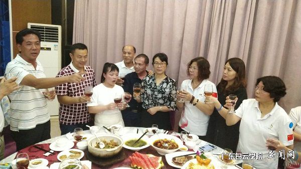 谢可滔董事长出席庆功宴.jpg
