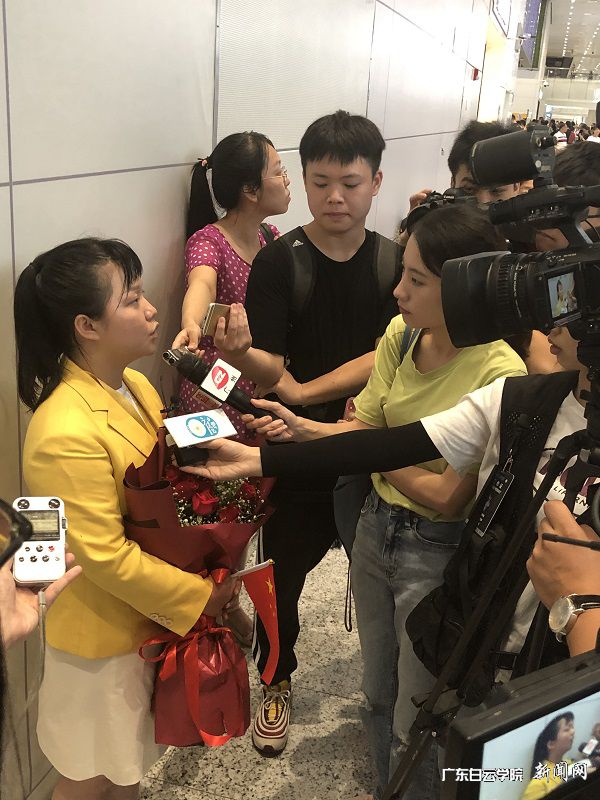 刚下飞机，记者们便簇拥采访温彩云.jpg