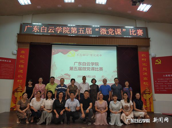 评委和选手合影留念.jpg