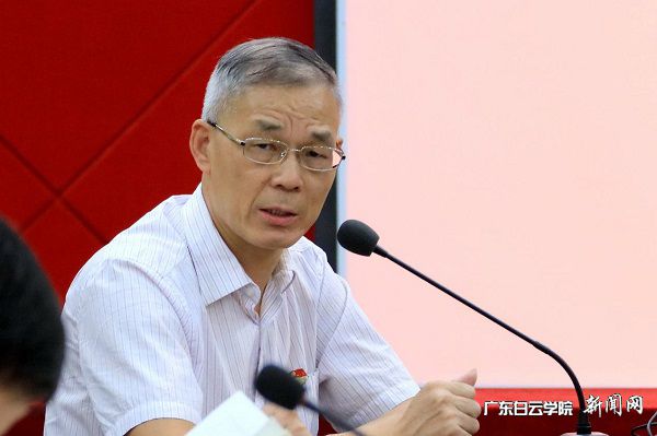 易钢主持学习并作领读.jpg