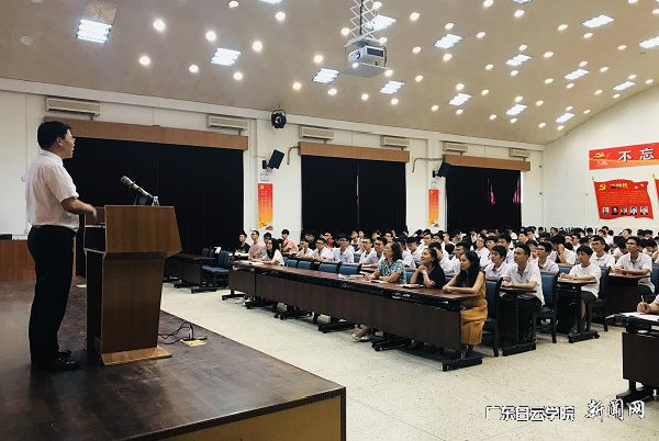 校长讲课.jpg