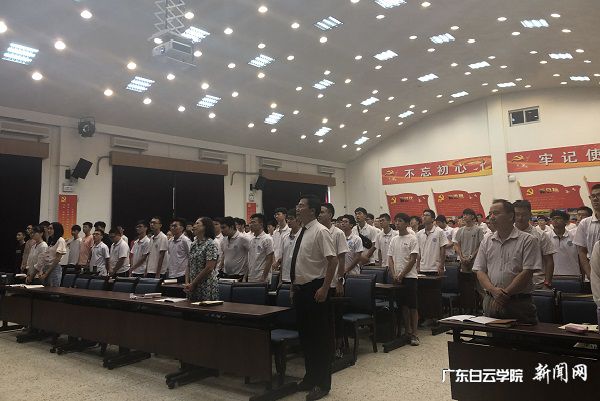 师生共同唱响歌曲《我和我的祖国》.jpg
