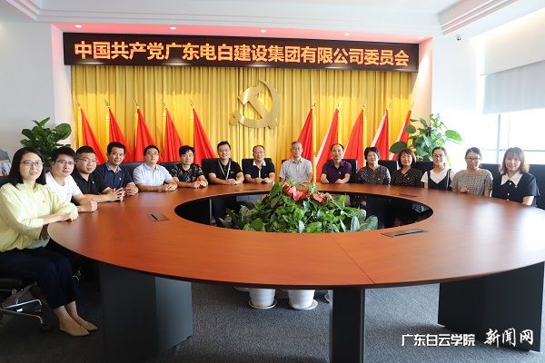 在企业党建活动室合影留念.jpg