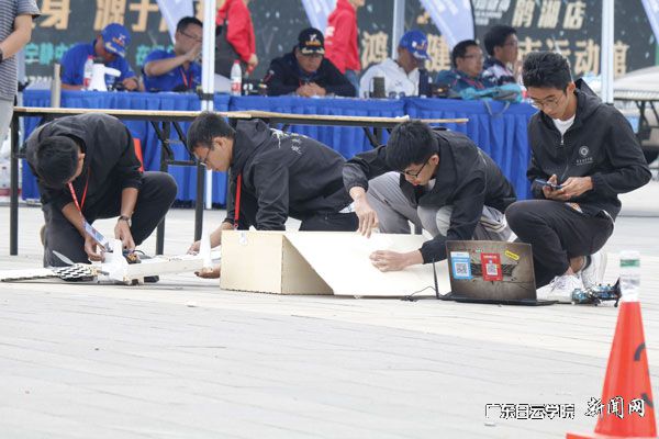 赛场上，小组各成员迅速组装飞机模型.jpg