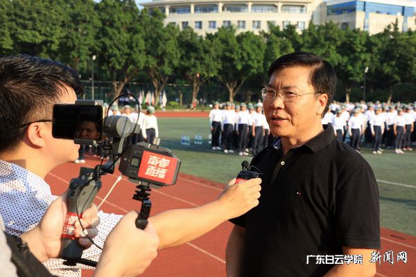黄大乾接受记者采访.jpg